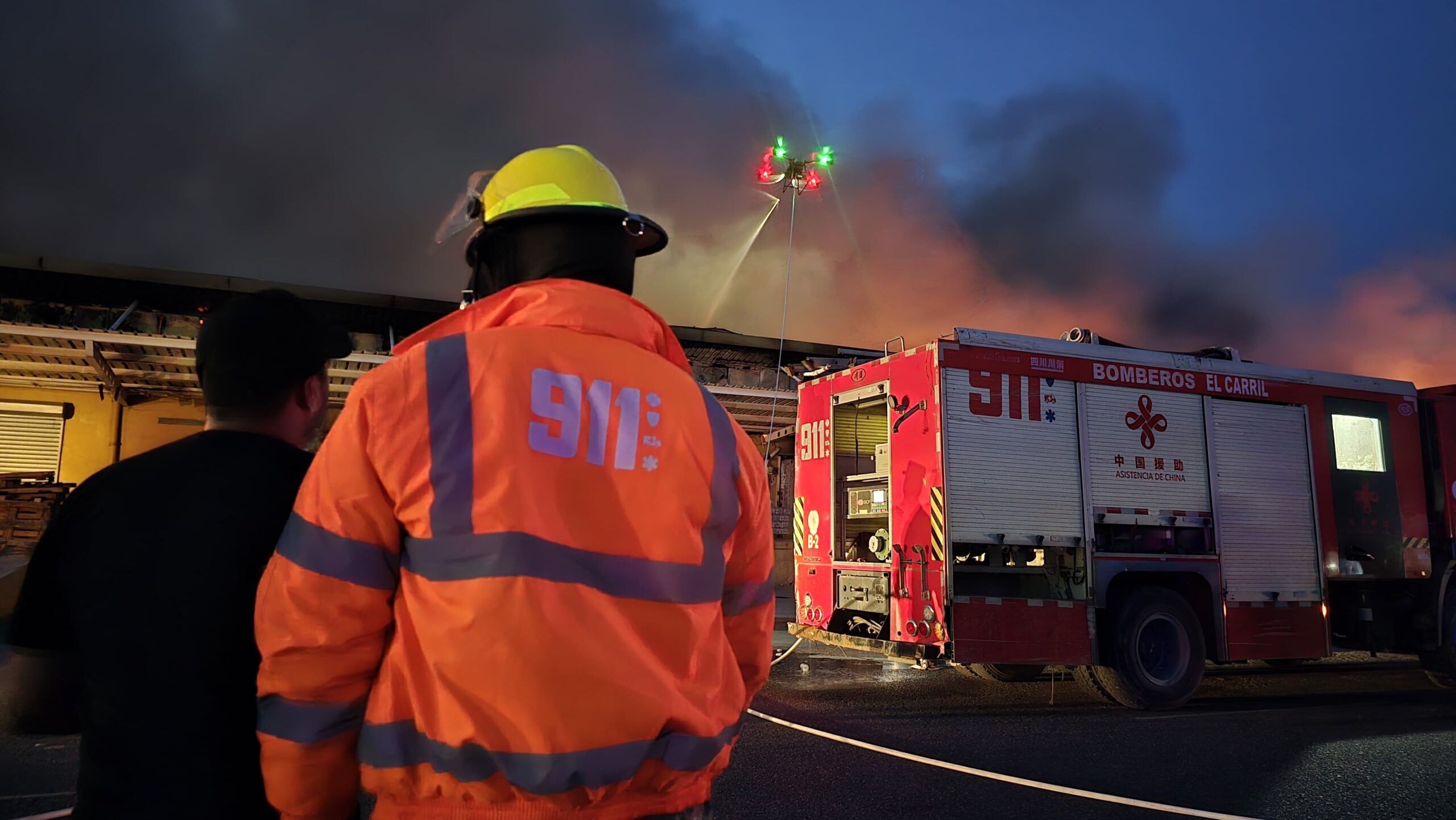 21 unidades de Bomberos intentan sofocar incendio en el Merca Santo Domingo
