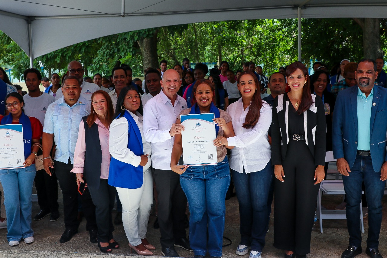 Centros Tecnológicos Comunitarios certifica a 150 jóvenes de Santo Domingo Septentrión en formación digital