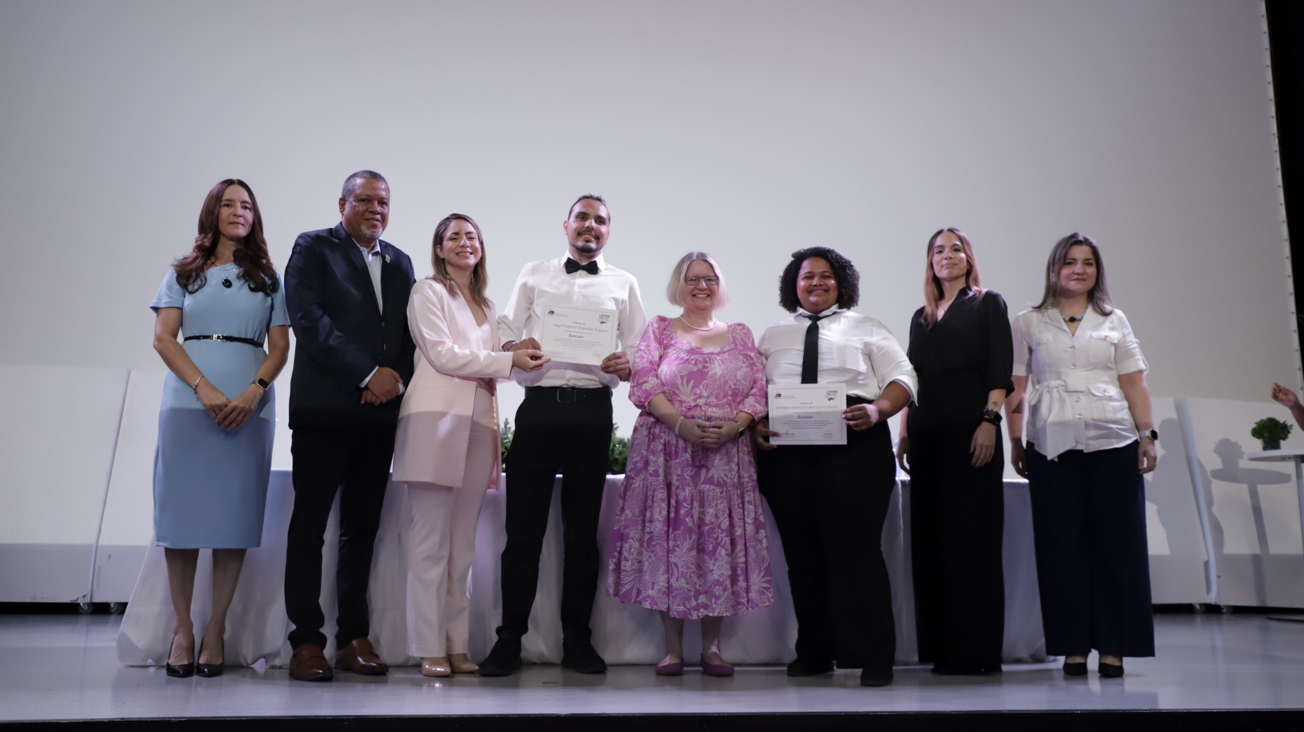 605 jóvenes se gradúan en hospitalidad y turismo a través del software Learning for Life