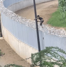 Atrapan y devuelven a dos haitianos que treparon el pared fronterizo en Dajabón