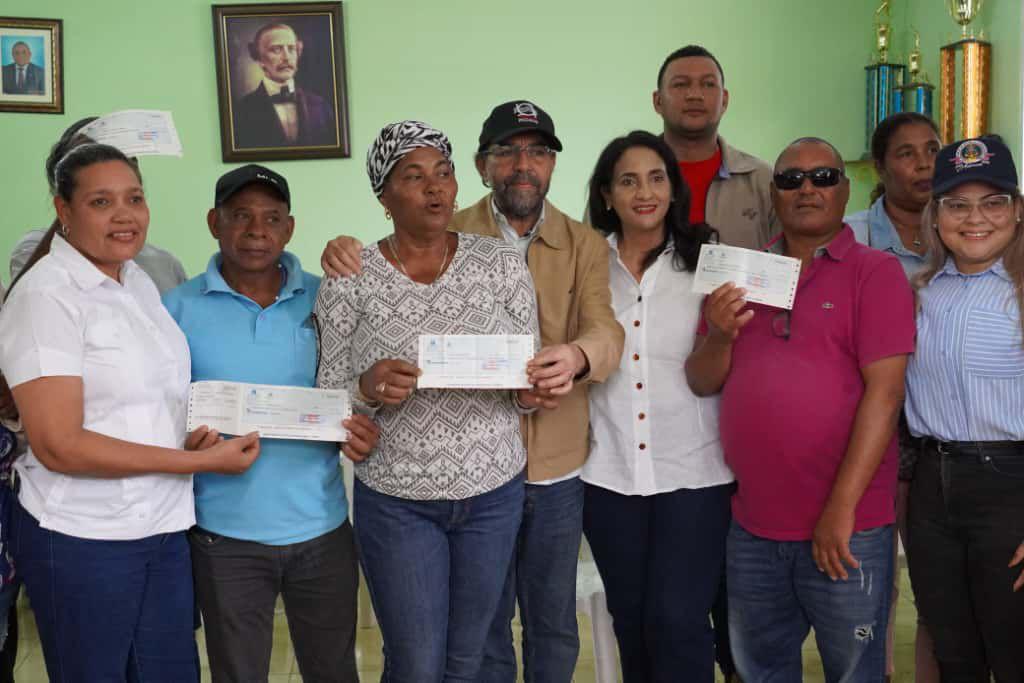 Gobierno entrega más de RD.7 millones en compensaciones a productores de Hato Nuevo Cortés, en Azua