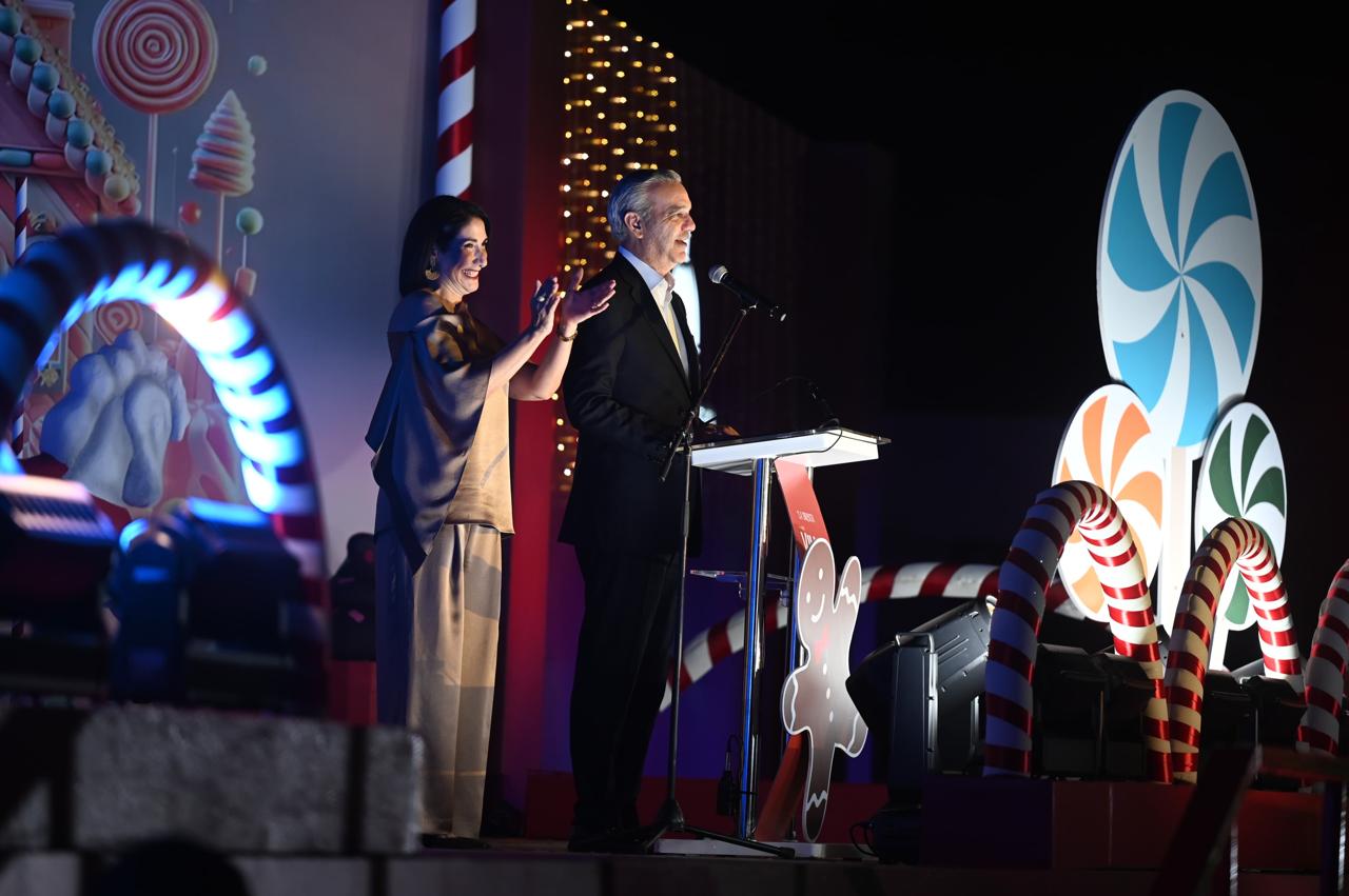 Abinader inaugura Villa Navidad inmediato al presidente de Banreservas y la alcaldesa del DN