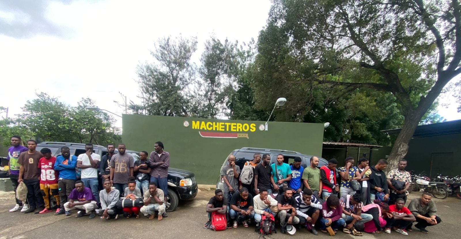 Dos yipetas interceptadas por el Ejército con 34 indocumentados a lado