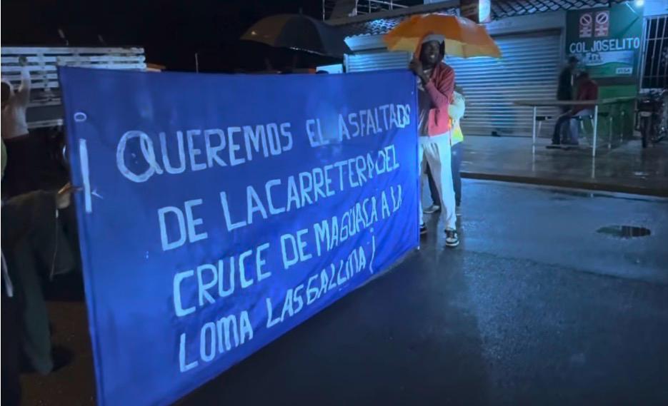 Comunitarios paralizan el tránsito en anuncio de arreglo de calle principal en Cotuí