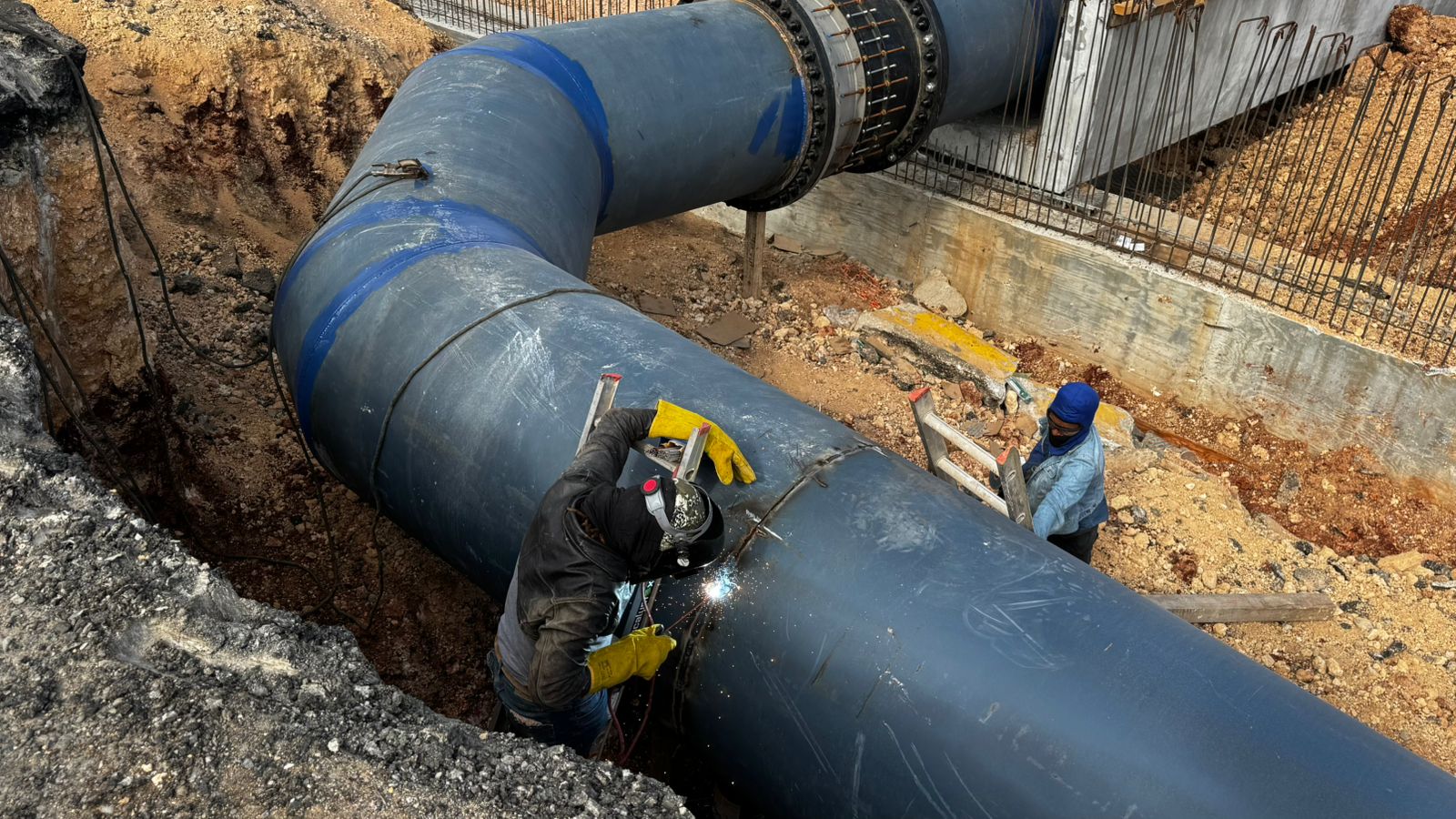 La CAASD está interconectando tubería para el paso a desnivel en Plaza de la Bandera