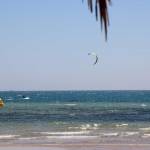 Kitesurfer vor Tommy Friedls Basis