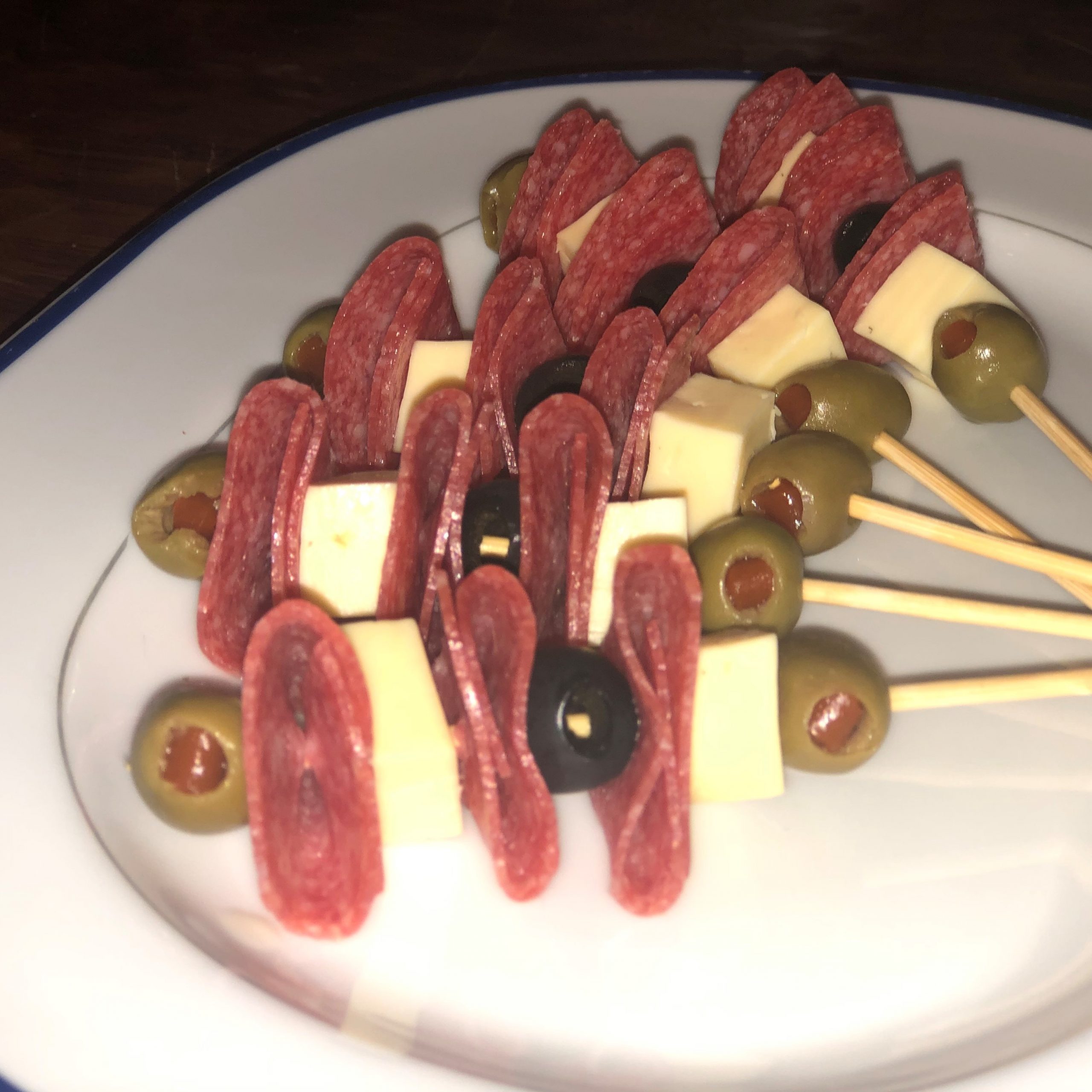 BROCHETA DE SALAMI, QUESO Y ACEITUNAS NAIA
