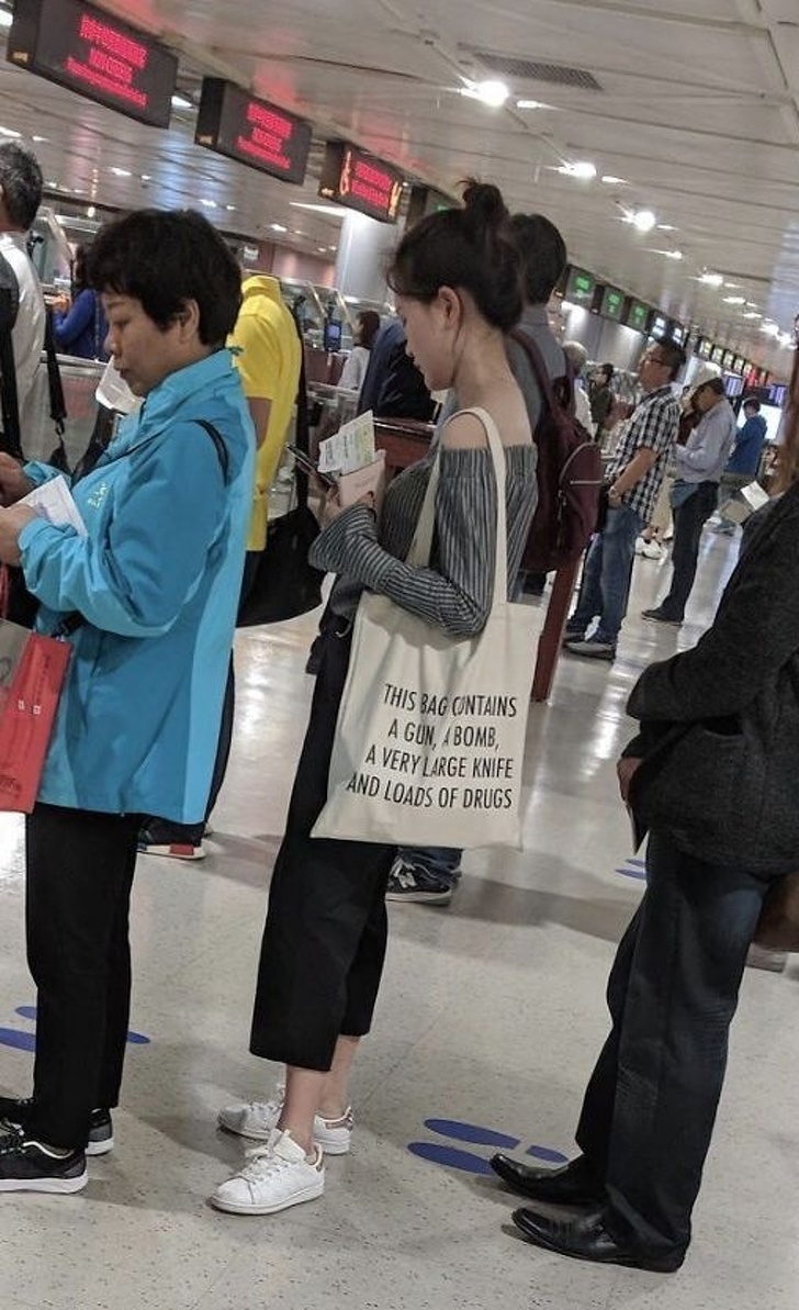 10 Photos Proving That Airports Are Crazy Places Where Anything Can Happen