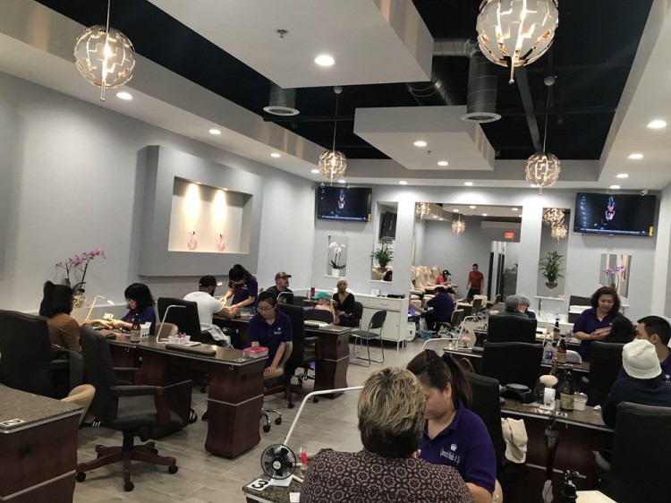 Nail Connect Queen’s Nails Spa cần thợ nails
