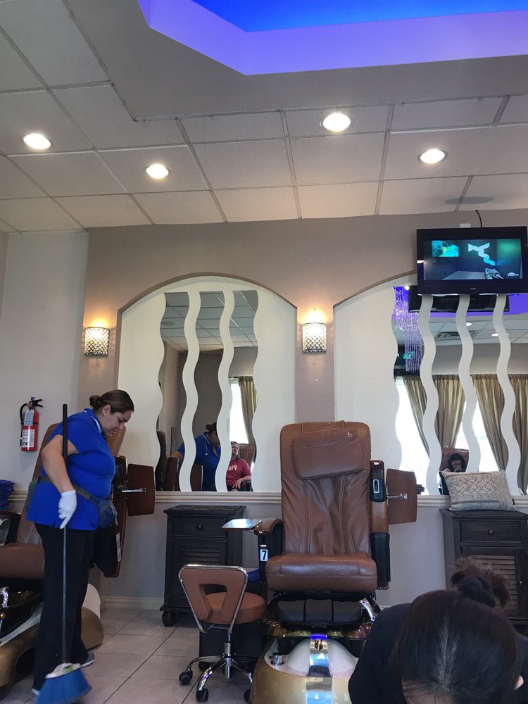 Nail Connect Nail Pro & Spa Cần Thợ Nail Gấp
