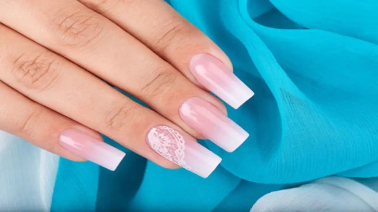 Pros And Cons Of Using UV Gel As Glue For Fake Nails