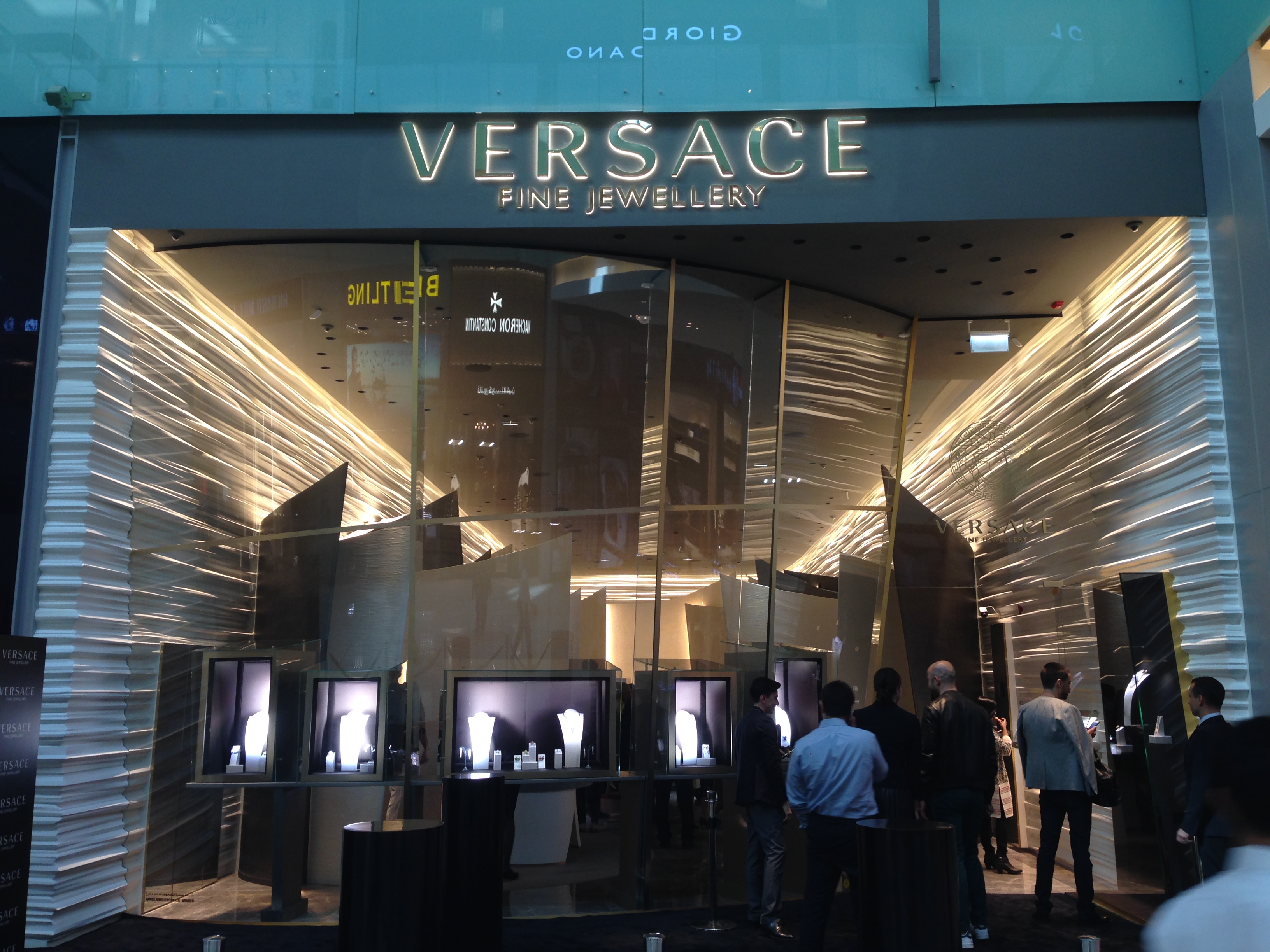 VERSACE FINE JEWELLERY UNVEILS THE NEW CONCEPT OF ITS FLAGSHIP BOUTIQUE