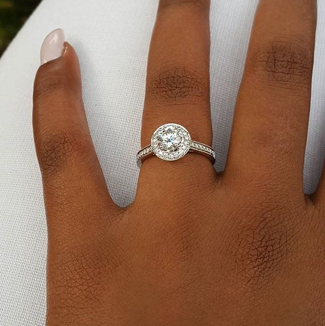 Kamene Goro Flaunts Diamond Encrusted Pre-Wedding Ring (PHOTO) (638 x 639 Pixel)