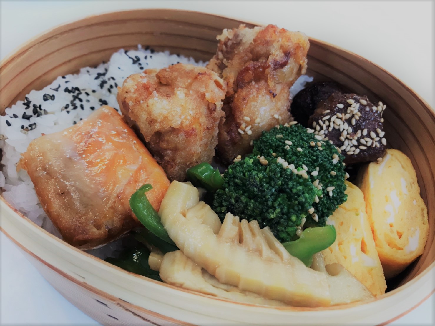 【お弁当】鶏の唐揚げ・肉団子・鮭のハラス・たけのこのオイスター炒め・ネギの卵焼き・ブロッコリーのナムル ～昨日のお昼