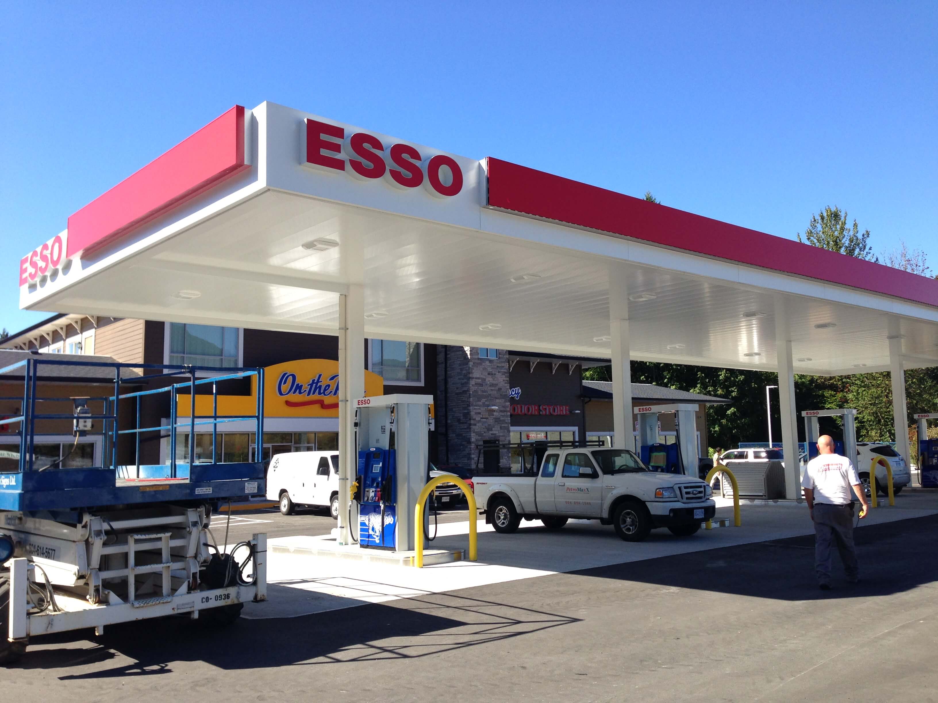 Tim Horton's, Esso and On the Run in Rosedale, BC by n Architecture Inc