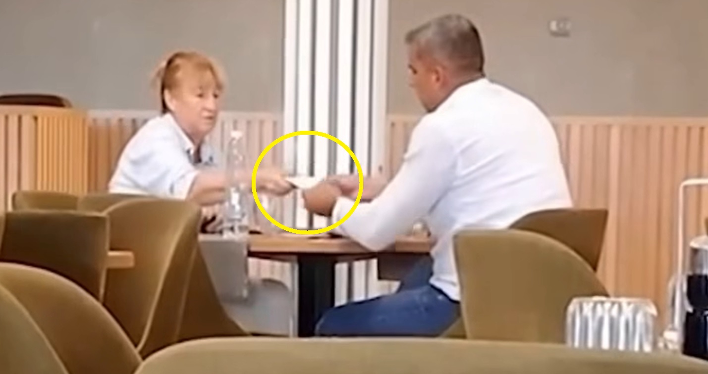 Екшън! Кметът от ПП Петър Куленски взема плик с пари (ВИДЕО)