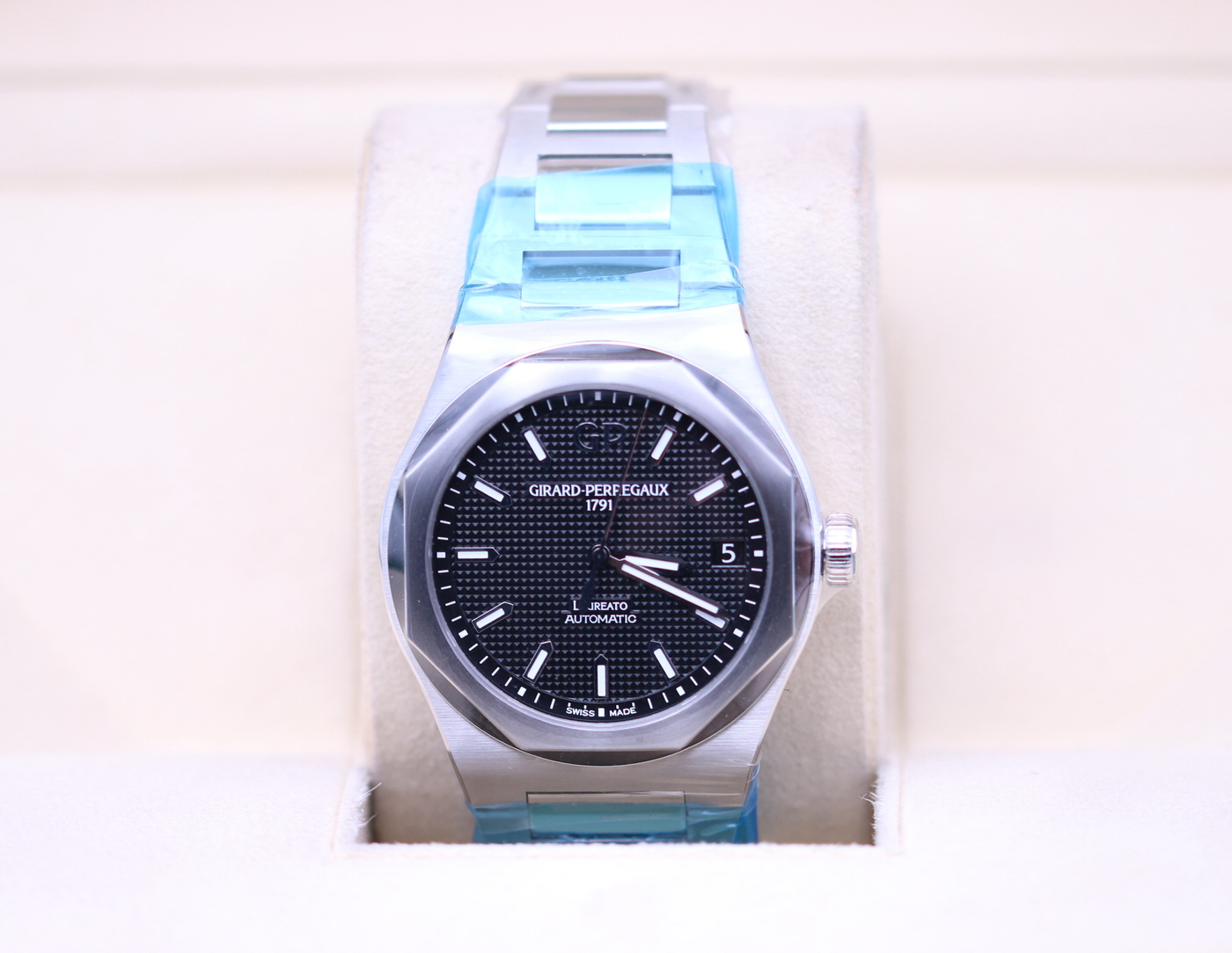 Girard Perregaux Laureato Black Dial 810101163411A 2022 Unworn