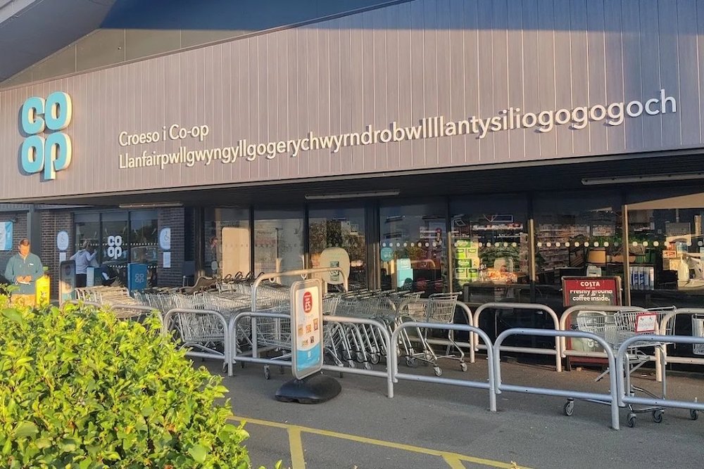 People are loving the Welsh supermarket with the longest sign