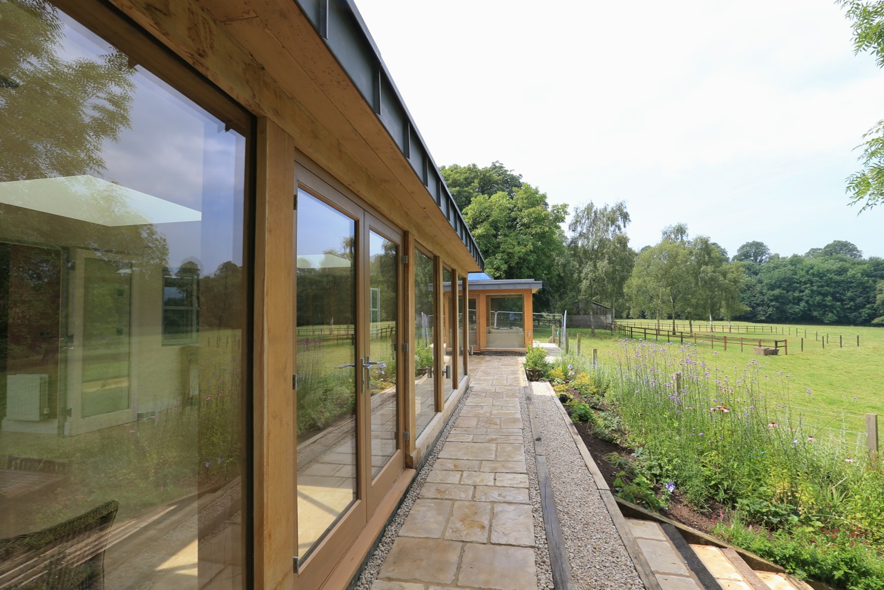 Contemporary oak frame design in Alexton