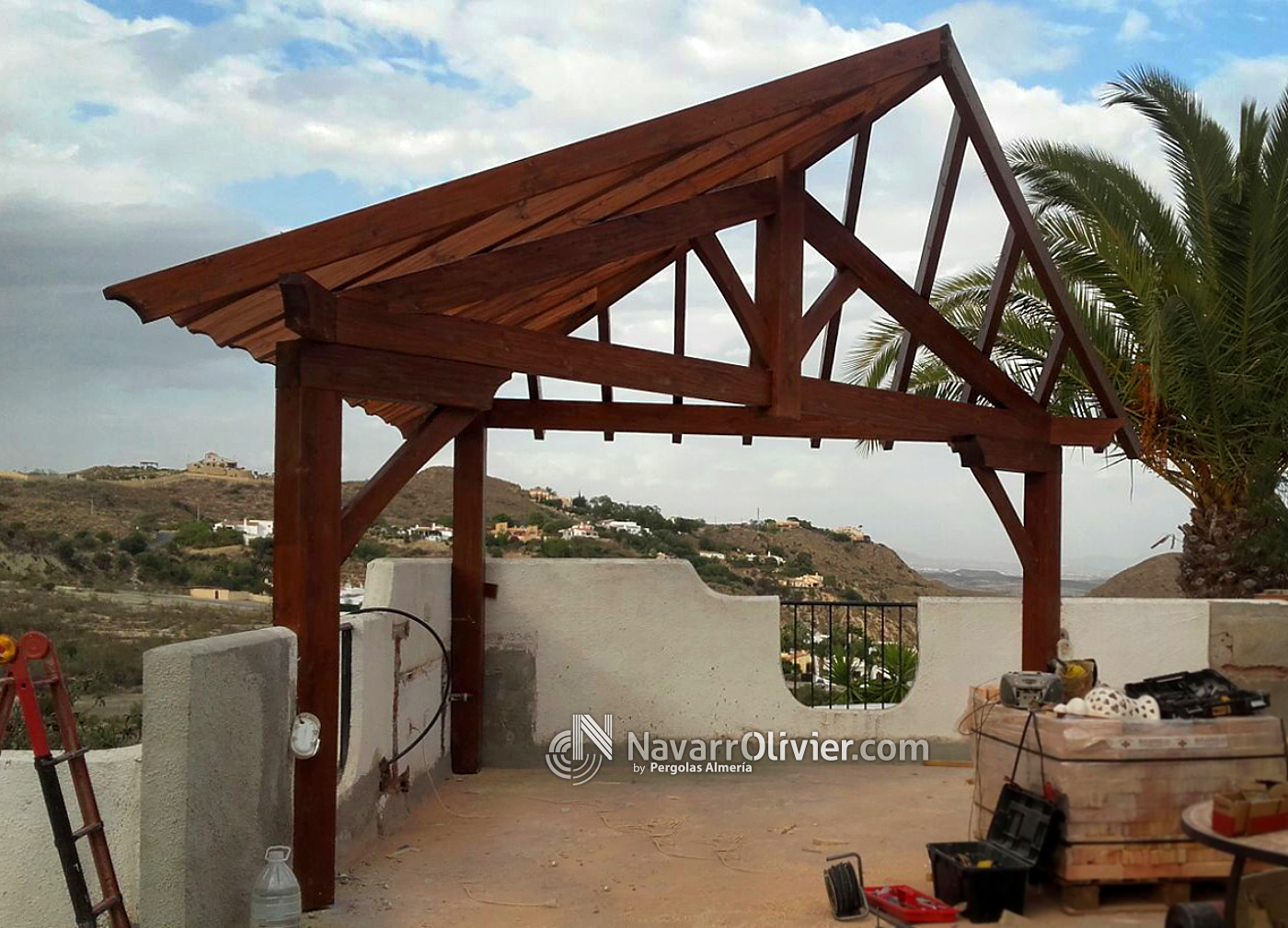 Pérgola triangular de madera con teja Cortijo Grande Golf Almería