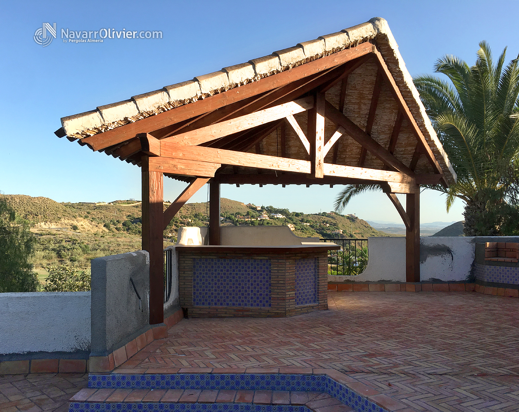 Pérgola triangular de madera con teja Cortijo Grande Golf Almería