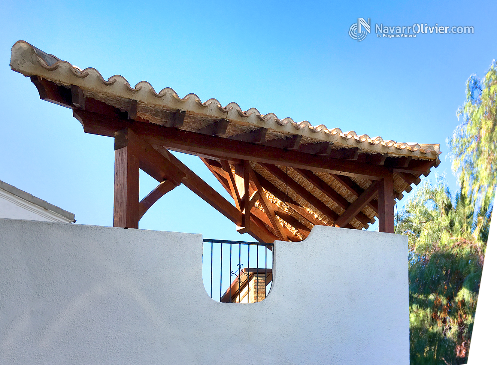 Pérgola triangular de madera con teja Cortijo Grande Golf Almería