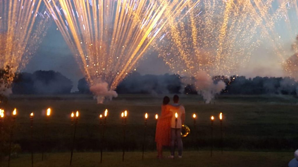 Romantischer Heiratsantrag mit Feuerwerk North Coast Fireworks