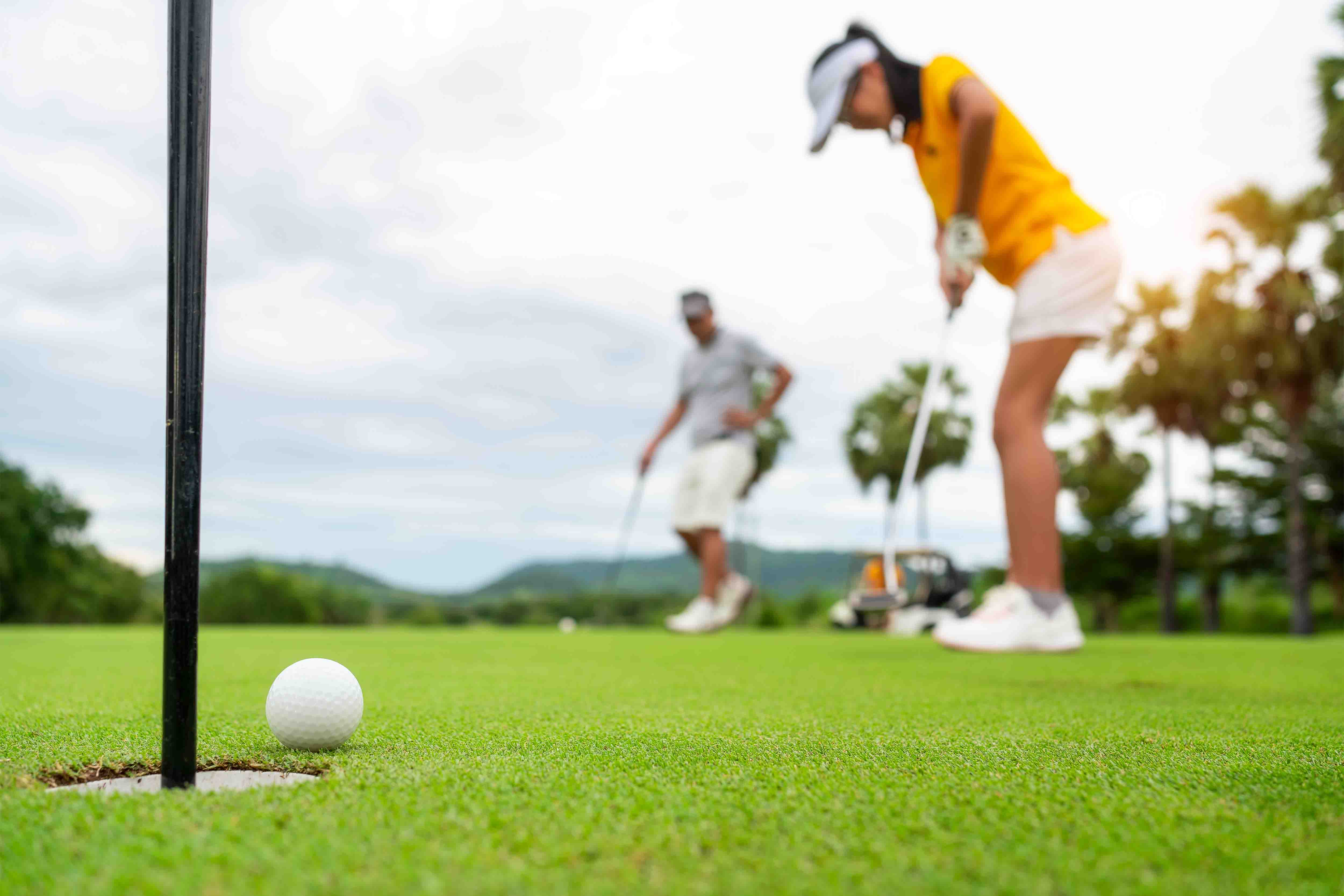 Can I practice putt or chip during a round? National Club Golfer