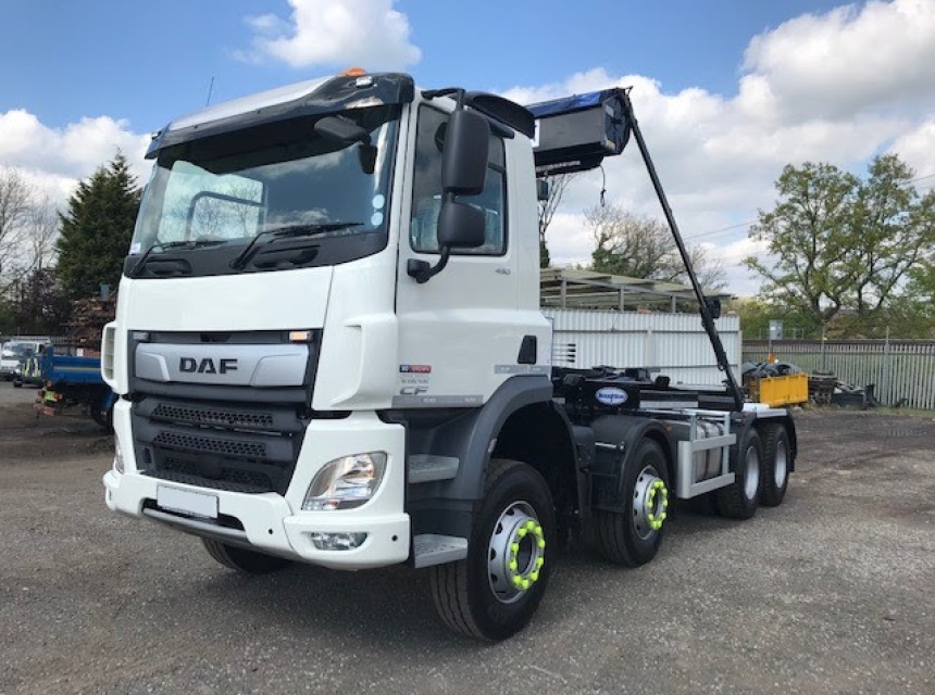 32 Tonne GVW Hook Loader