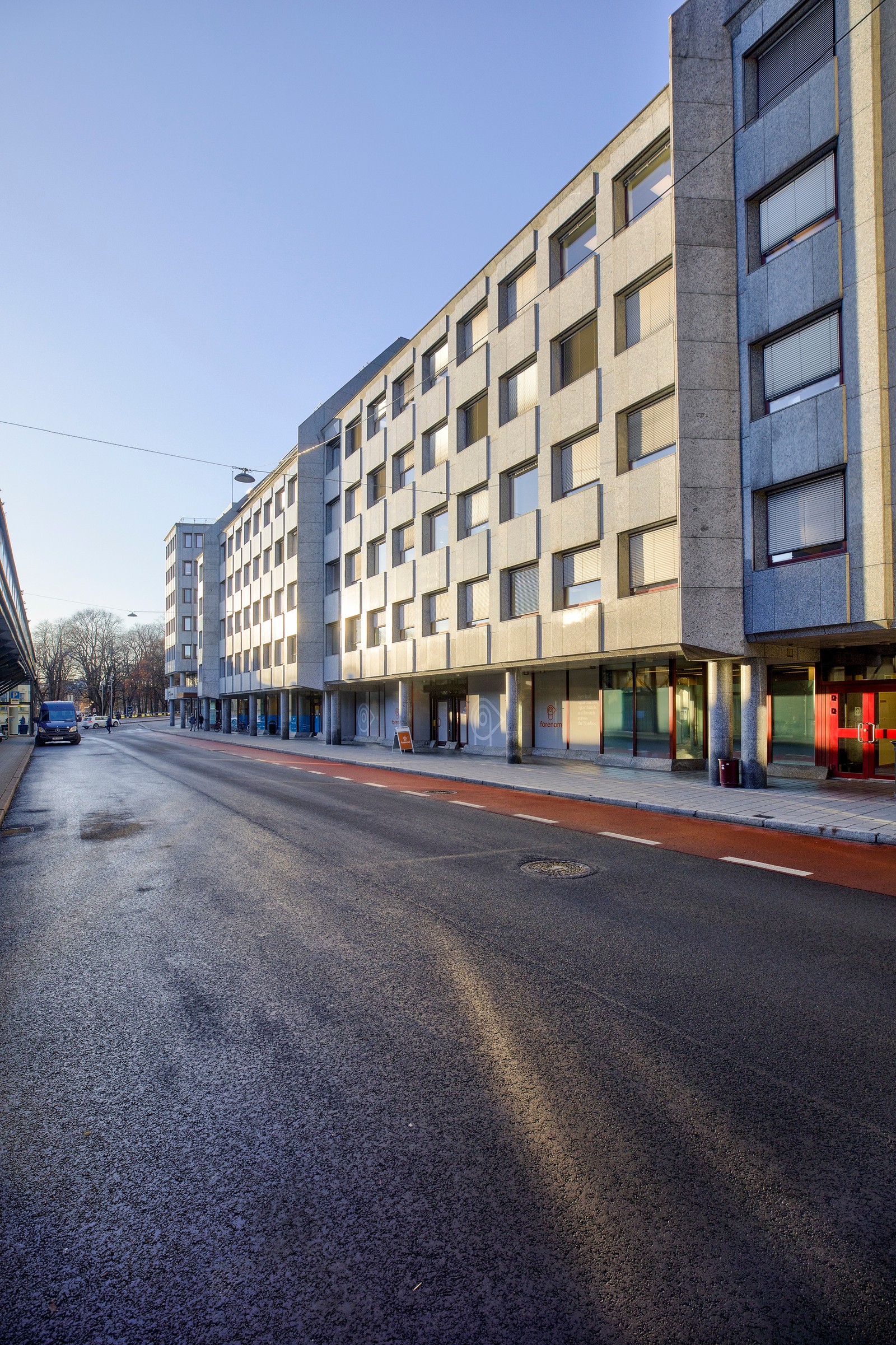 Sentrale lokaler på bakkeplan v/Slottsparken med gode vindusflater 257 kvm