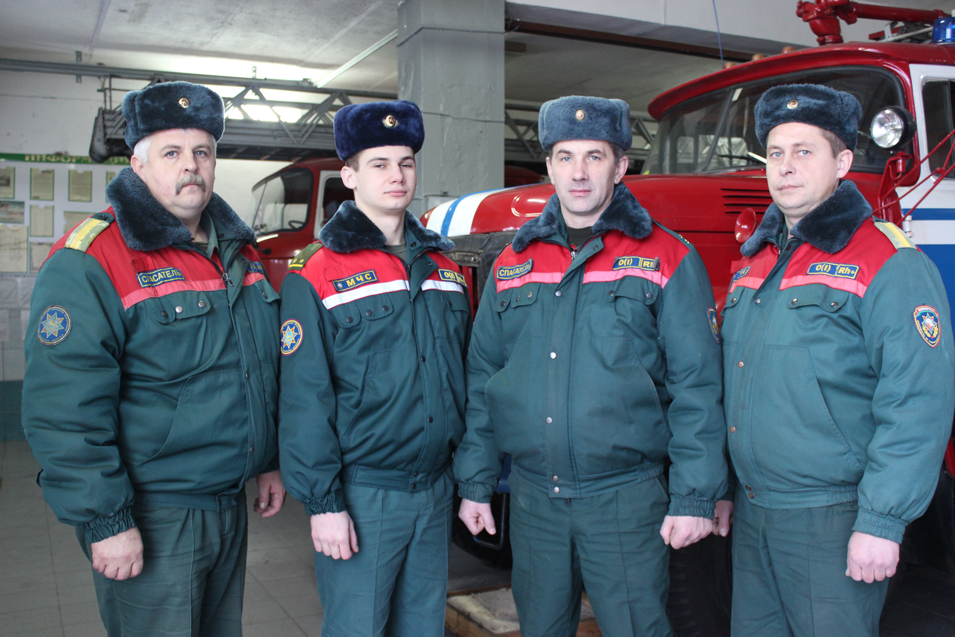 Подразделения на технических автомобилях проводят разборку строений на
