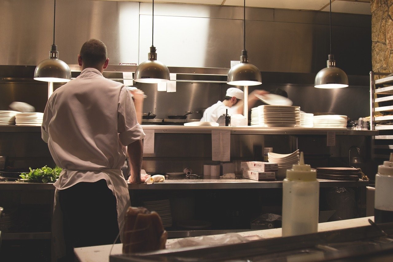 Comment maîtriser les coûts d’équipements de cuisine des