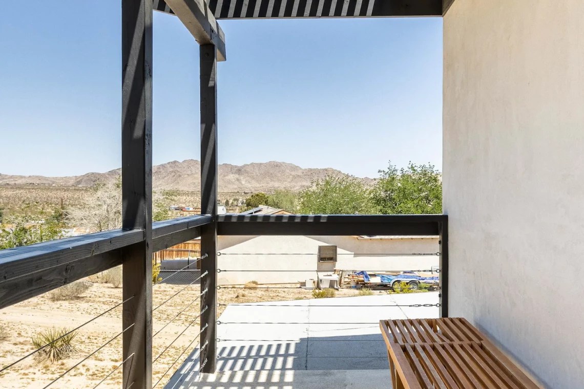 Hop into the Joshua Tree Harebnb! 300sf tiny home Neek Sleeps