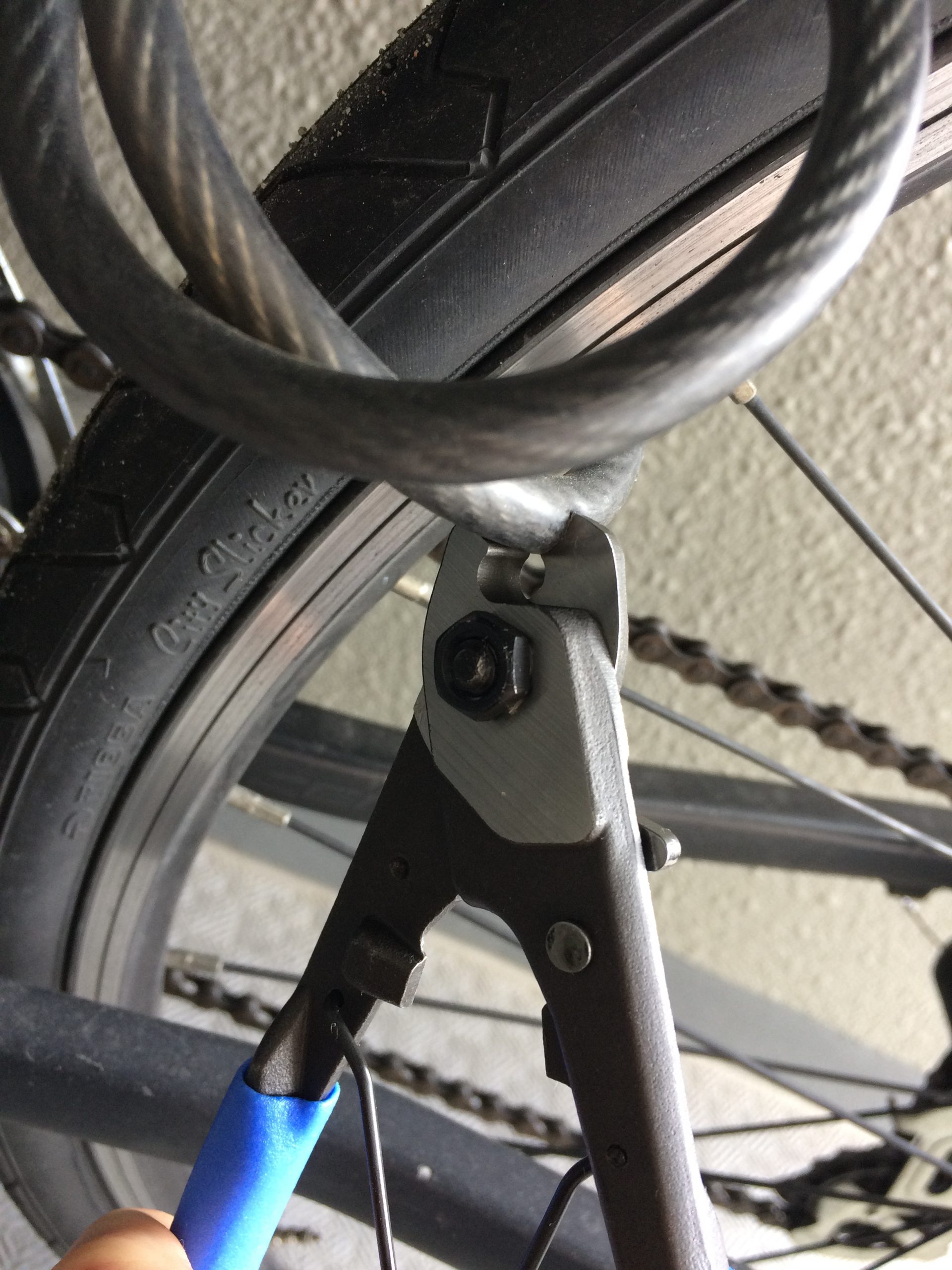 自転車の鍵が壊れたので、ワイヤーカッターで切断してみた。 閑職人
