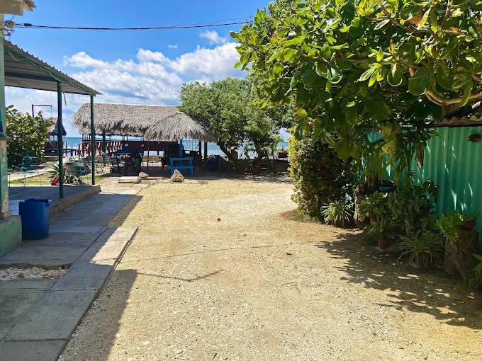 Un restaurante en pilotes sobre el mar Negolution