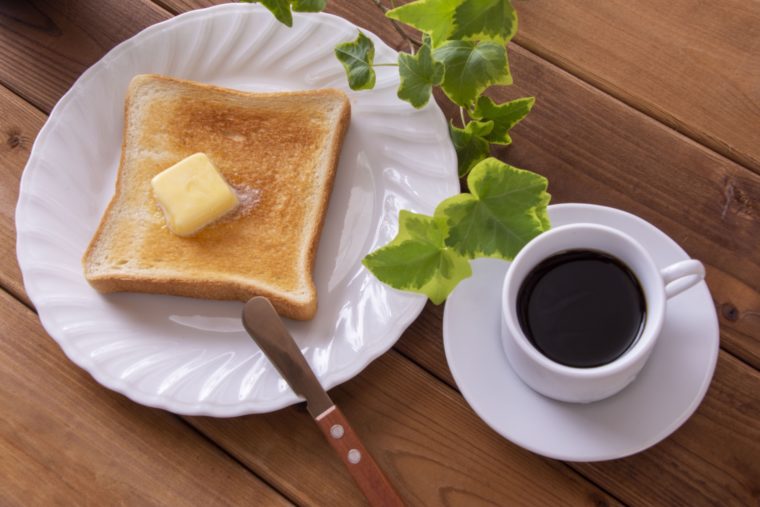 バターとマーガリンの違いについて解説！見た目は似てるけど実は違う？｜雑学のあしあと