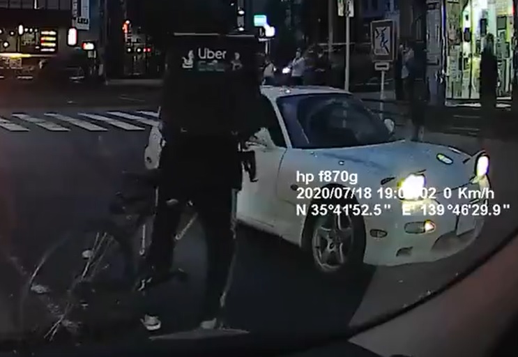 Uber Eats（ウーバーイーツ）の自転車が道路交通法を無視し車道を横切り車（RX7）に突っ込む事故！ 猫薔薇堂 フードデリバリーライフ