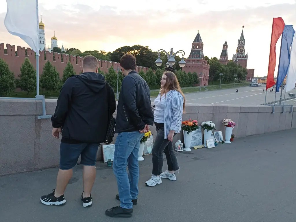 С кем был борис немцов на мосту