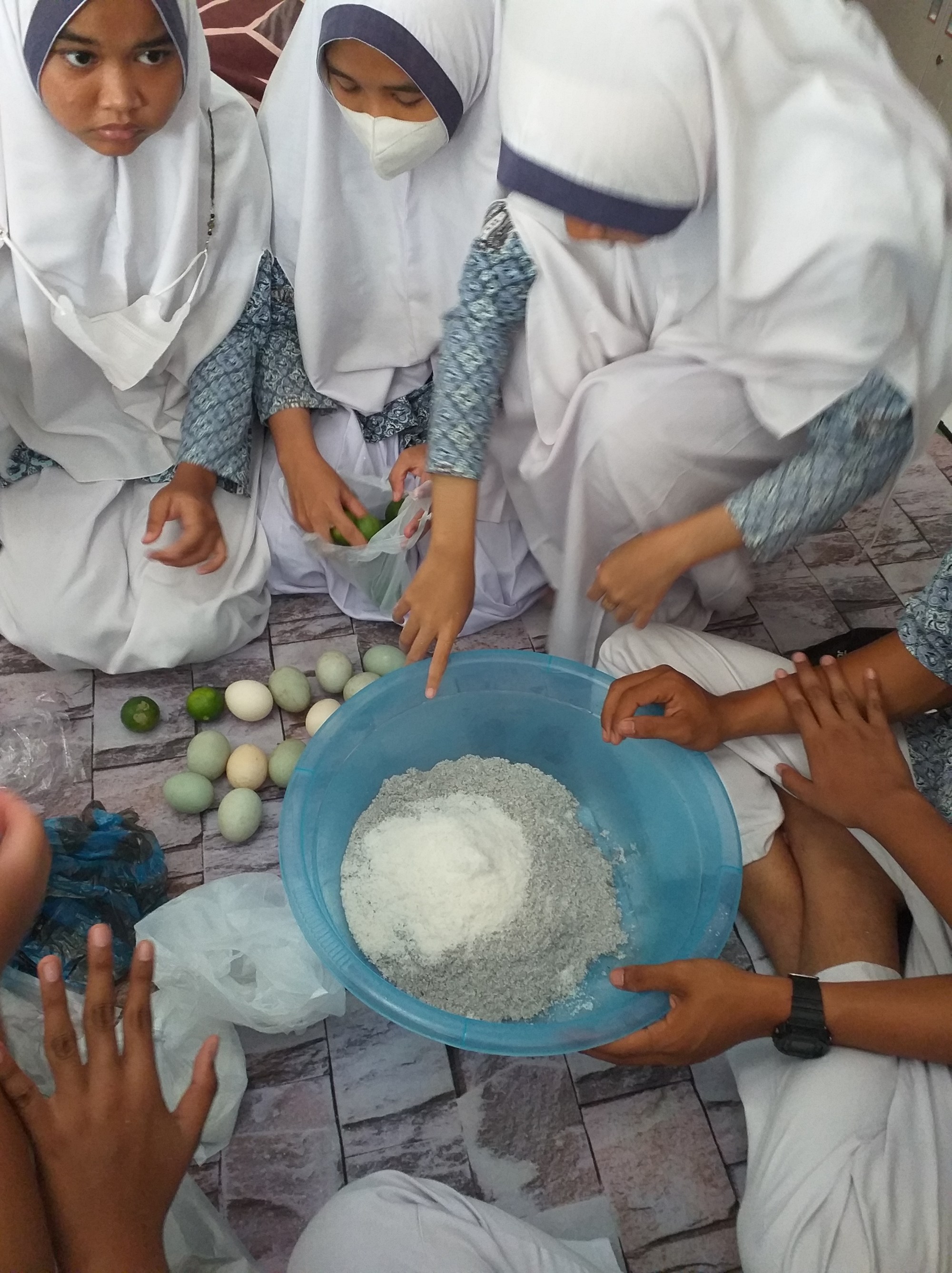 Pengolahan bahan pangan setengah jadi dan bahan hasil samping dari