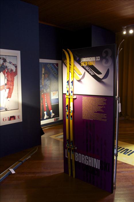 museo allestimento con espositori e tampe
