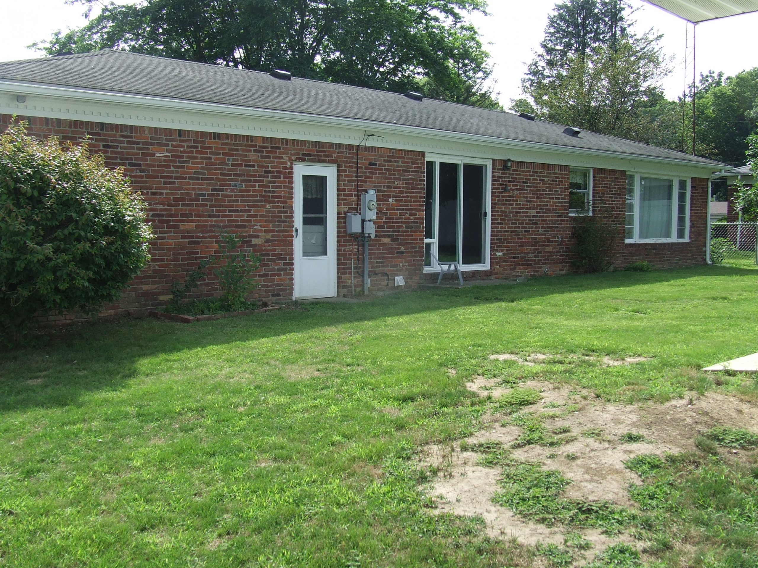 ESTATE 3 Bedroom all Brick Ranch, 2 Car Garage & 20x20 Detached