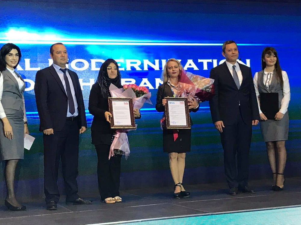 HiTech Bank honours NETinfo during the closing ceremony of the