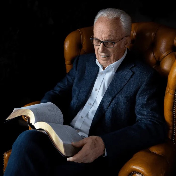 John macarthur net worth and salary