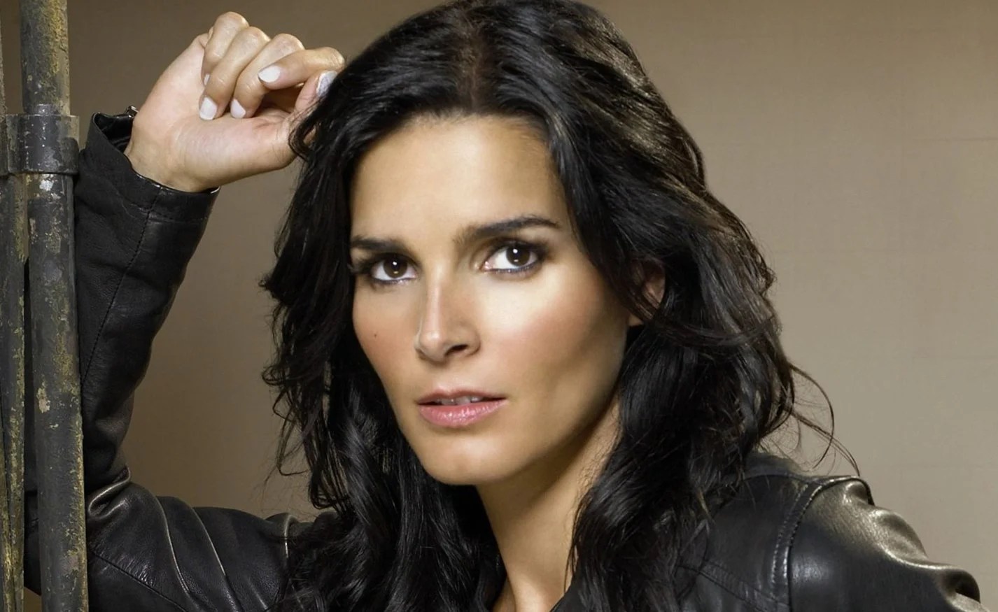 Actress Angie Harmon net worth, house