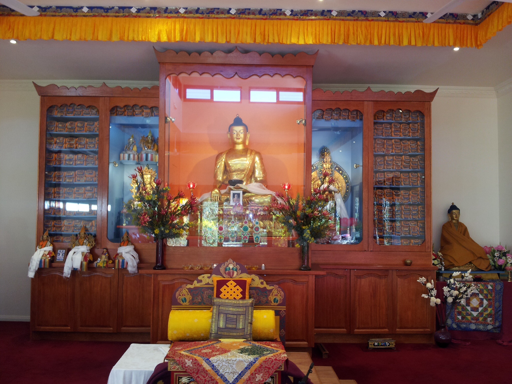 Tibetan Buddhist altar — NewBuddhist