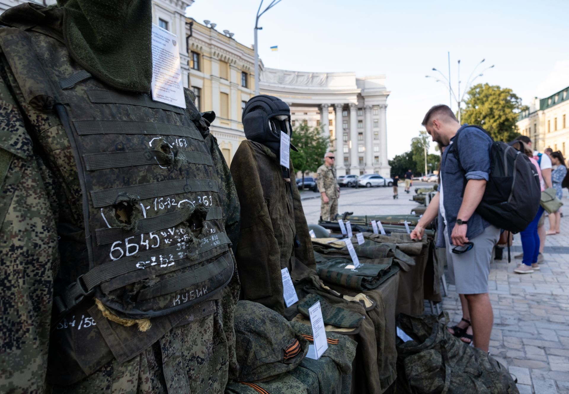 Americans Pay Large Sums for War Booty Left by Russia, Helping Ukraine in the Process New