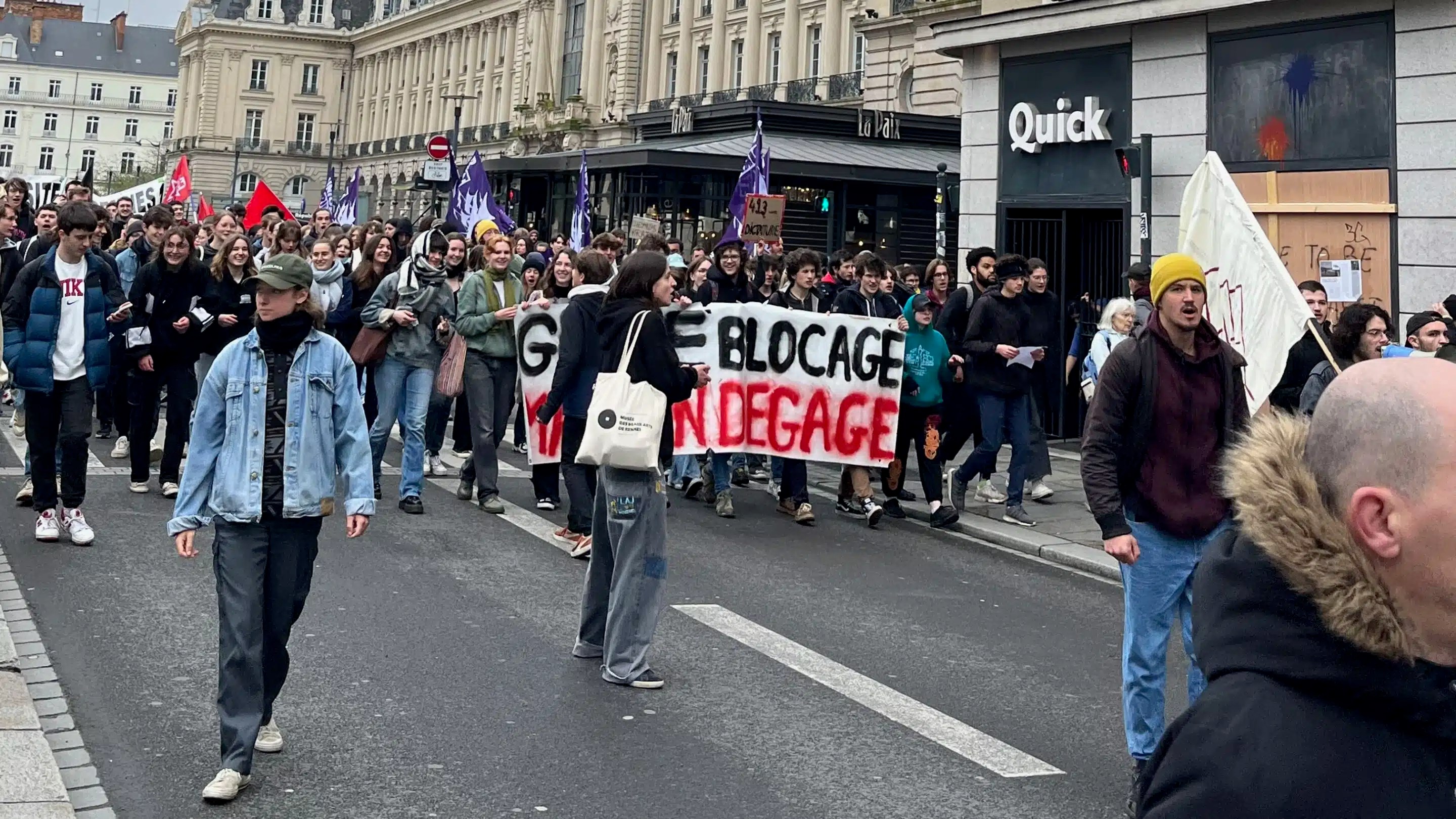 Protesting the new lingua franca in France
