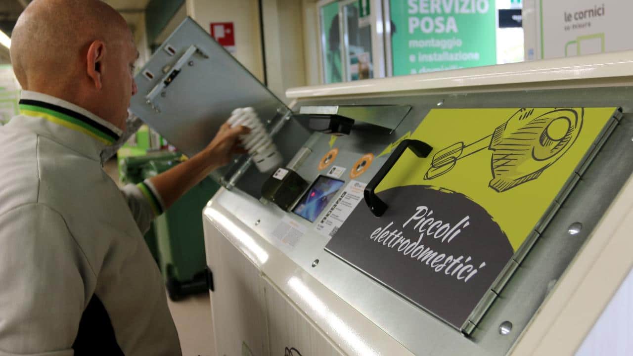 Rifiuti elettronici, a Brescia la prima EcoIsola • PRESSKIT