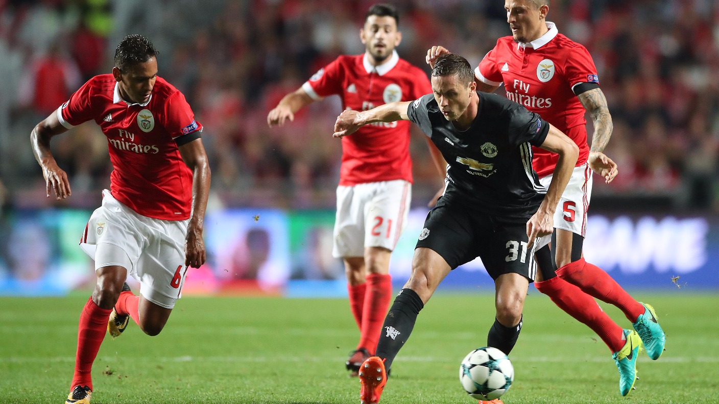Manchester United win away against Benfica thanks to Rashford freekick