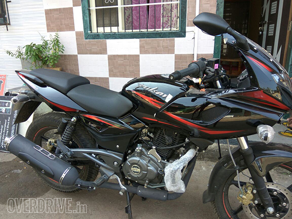 2017 Bajaj Pulsar 220F Launched at INR 91000 2017 Bajaj Pulsar 220F Launched at INR 91000